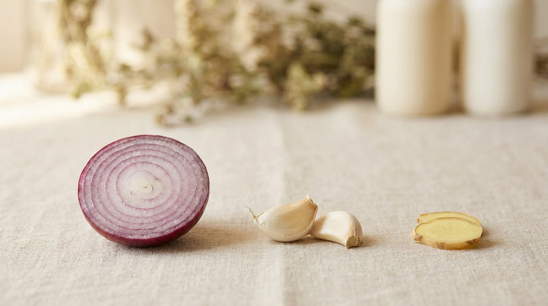 Red onion, garlic cloves and ginger slice — onion, garlic and ginger for hair