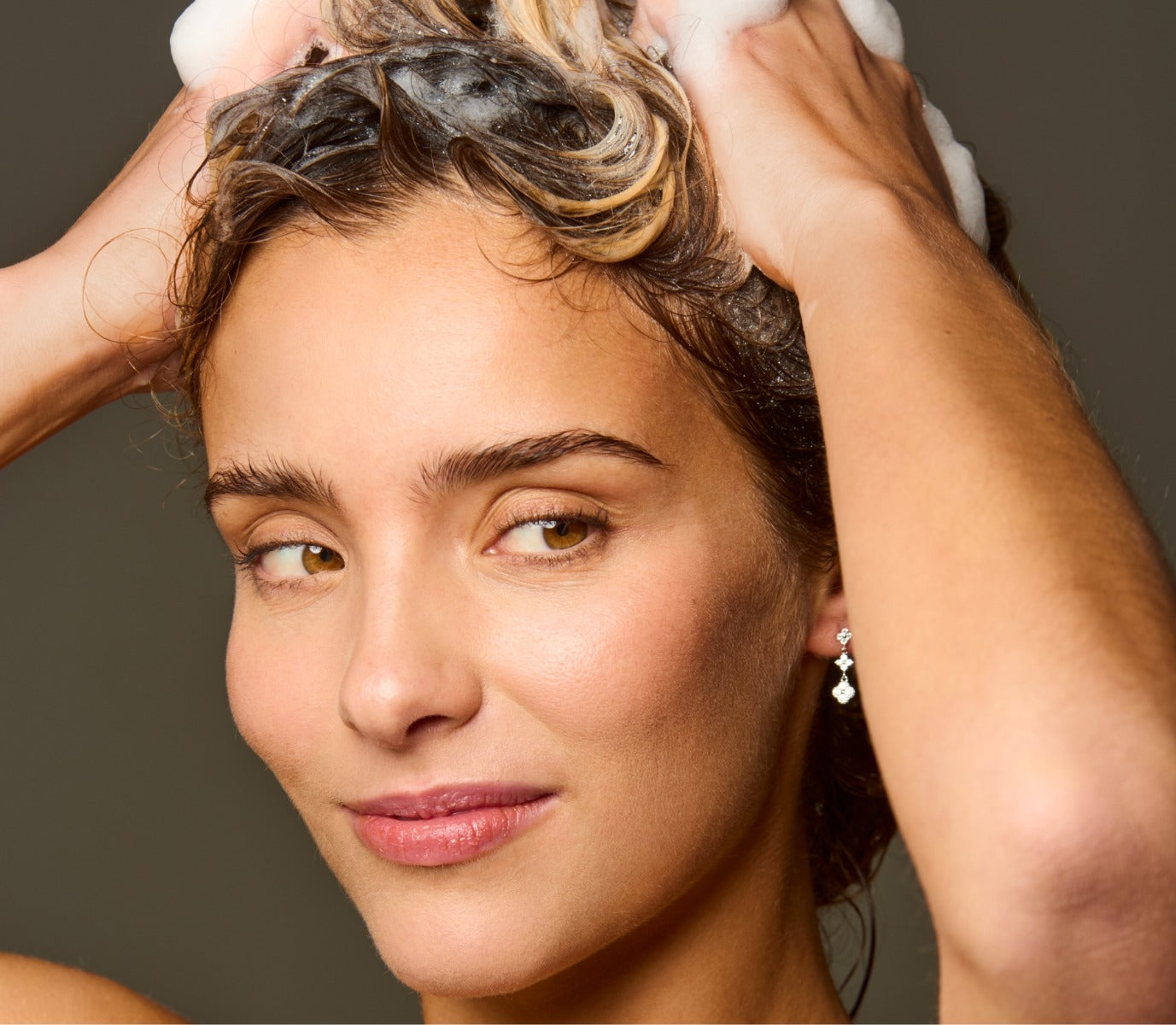 شامبو الميرمية + الفيتامينات المتعدده لمحاربة شيخوخة الشعر